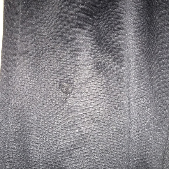Girls size 10 under amour sweats.Minor rip on knee - Picture 2 of 3